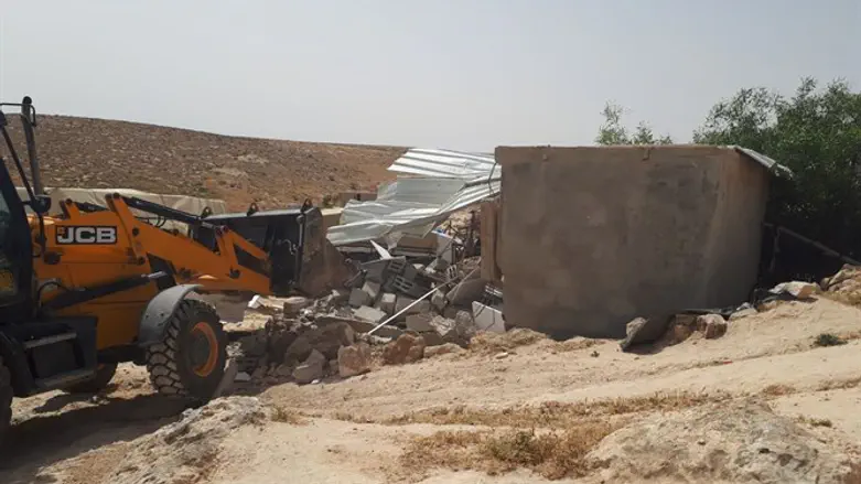 פעילות המנהל האזרחי להרס המבנים ליד חברון