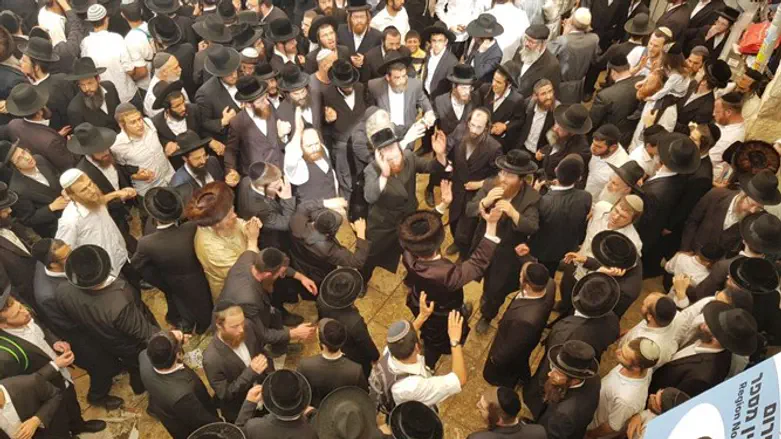 ריקודים ושמחת ל"ג בעומר במירון
