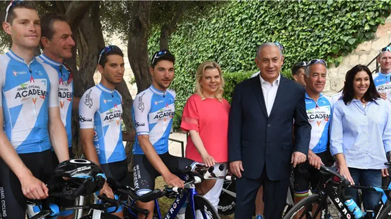 Биньямин и Сара Нетаньяху с велогонщиками