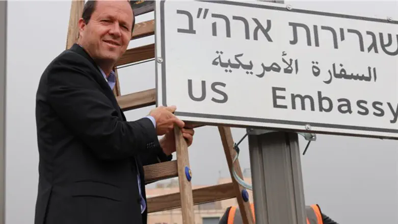 Nir Barkat puts up sign directing visitors to the US Embassy