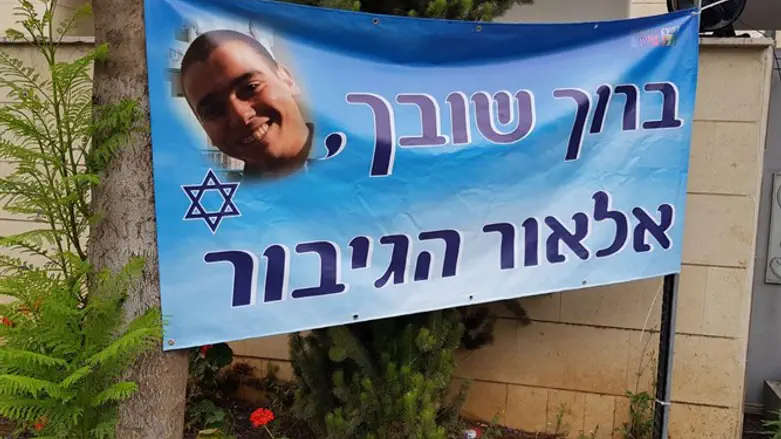 Signs welcoming Azariya home