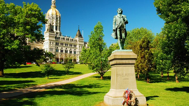 Israel Putnam, Connecticut State Capitol