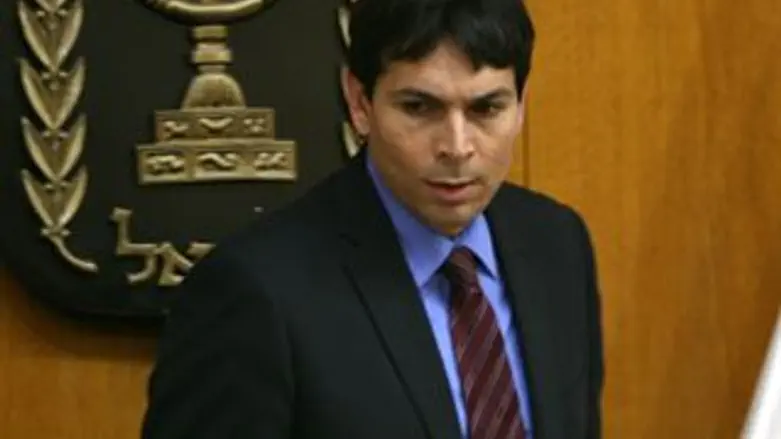 דרושה אמנה. דנון