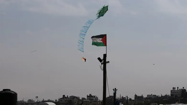 Kitebomb on Gaza border