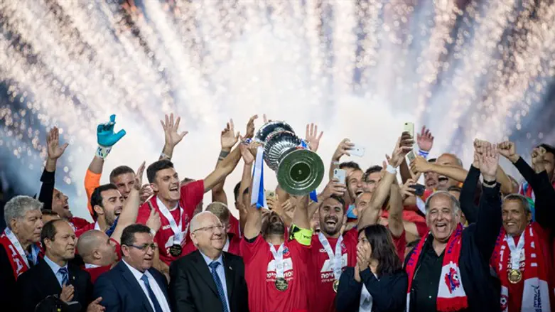 שחקני חיפה בהנפת הגביע