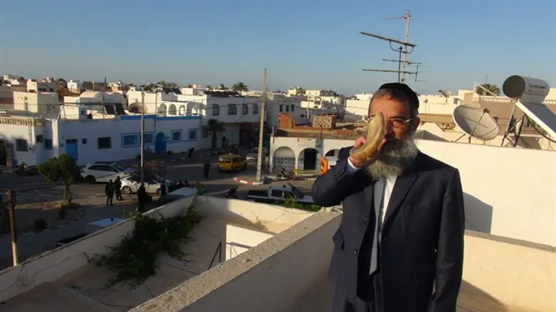 Rabbi Bitan blows the shofar on his rooftop in Tunisia