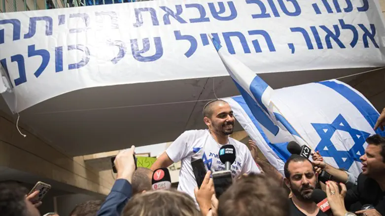 "לאורך כל הדרך ראינו את התמיכה הציבורית הרחבה". קבלת הפנים לאזריה לאחר השחרור 