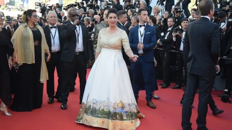 רגב עם השמלה