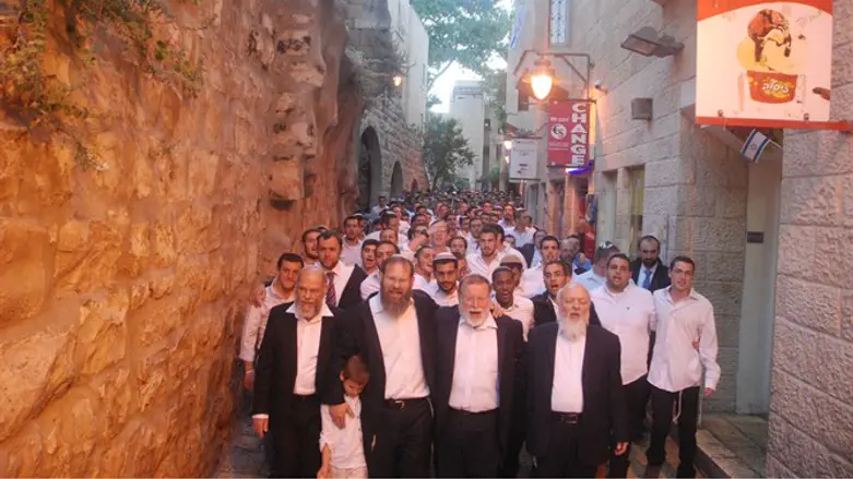 תלמידי ישיבות יורדים לקבלת שבת בכותל