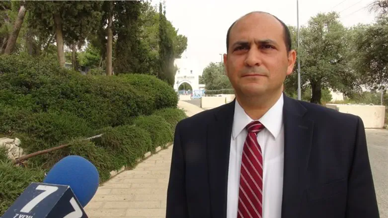 Яир Габай на фоне штаб-квартиры ООН в Иерусалиме