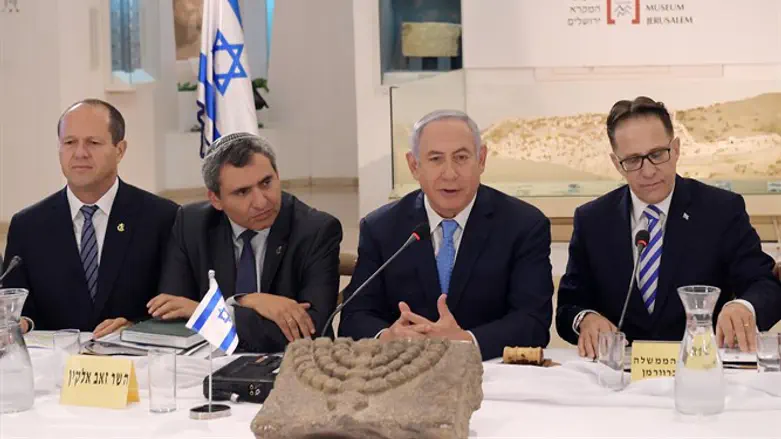 Биньямин Нетаньяху на заседании правительства