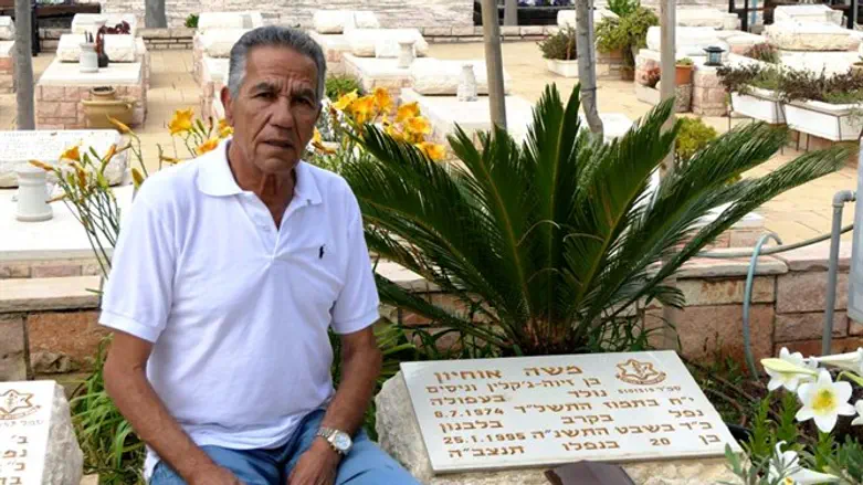 ניסים אוחיון ליד קבר בנו הי"ד