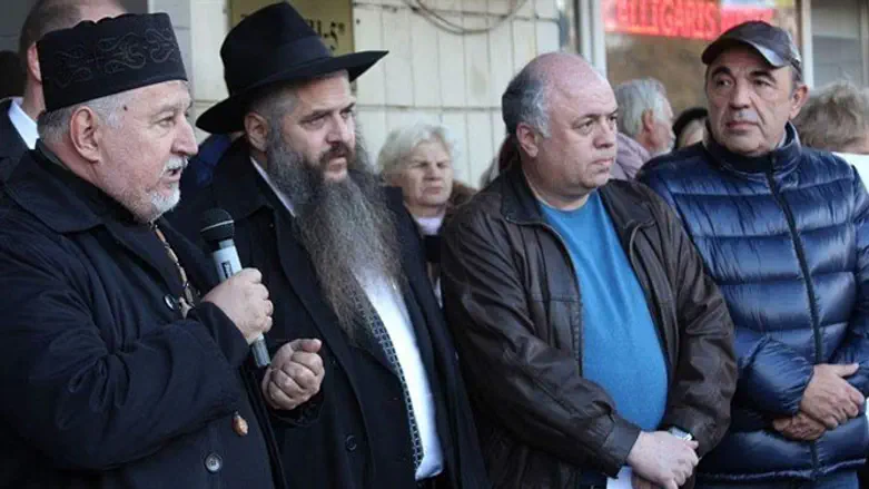 הרב אסמן בהפגנת התמיכה בישראל. 