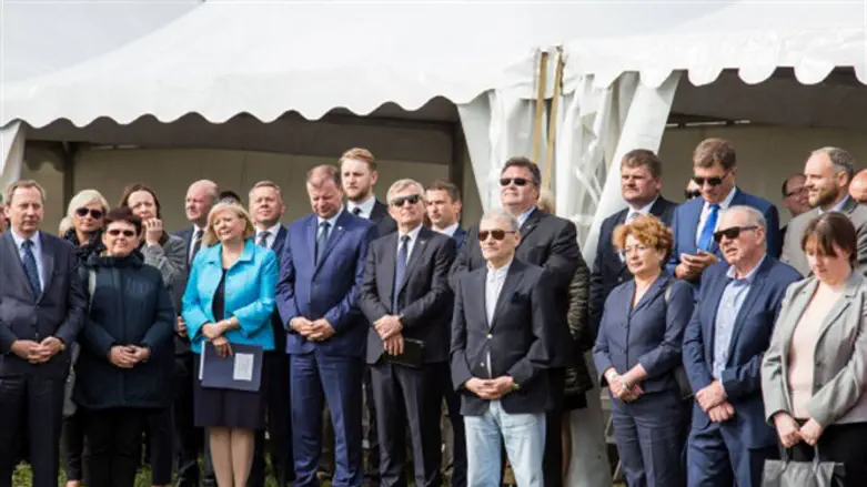 Diplomats at ceremony