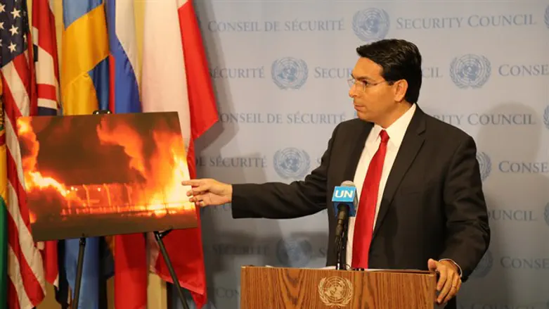 דנון מציג את התמונה באו"ם