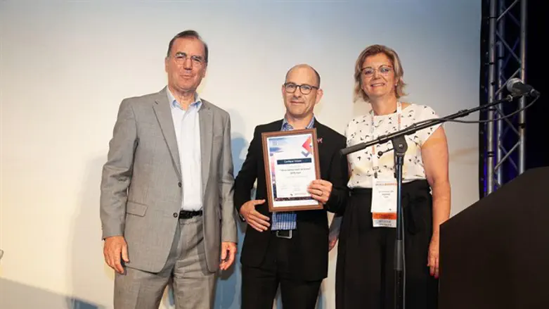 הענקת הפרס לאחת החברות הזוכות