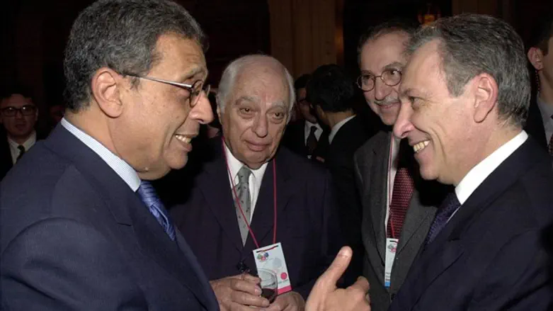 Bernard Lewis (center)