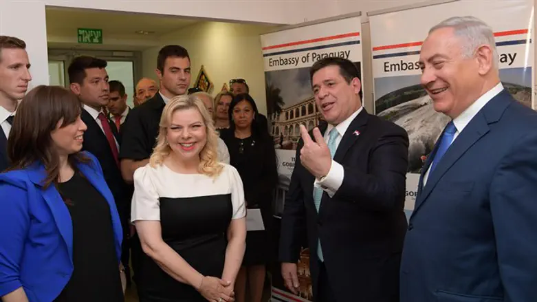 Netanyahu (R) his wife Sara (2L) and Paraguayan President Horacio Cartes (2R)