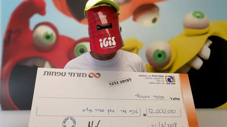 הזוכה עם השיק ע"ס 12 מיליון שקלים