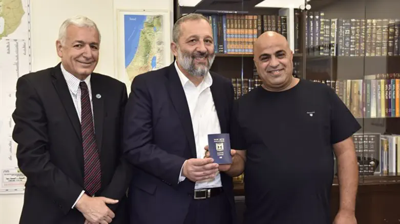 השר דרעי מעניק את הדרכון לדניאל אברהם