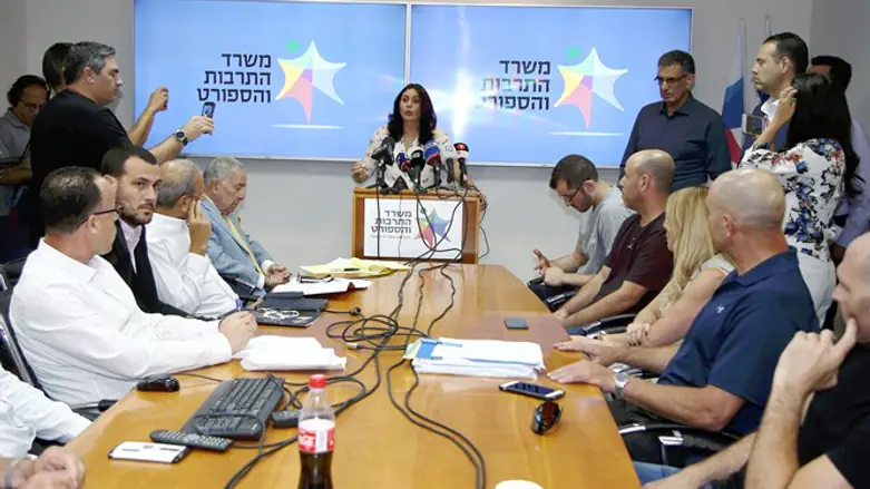 שרת הספורט הציעה, המנהלת הסכימה והשחקנים סירבו