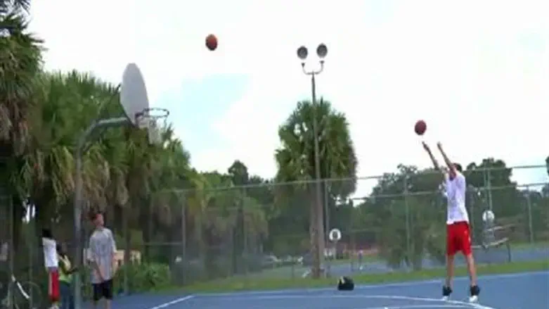 הספורט מחזק את הגוף. משחק כדורסל