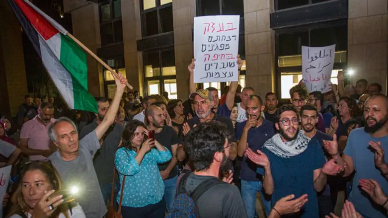 הסתובבו חופשי, בעוד ההפגנה היהודית מוגבלת. ההפגנות הערביות בחיפה