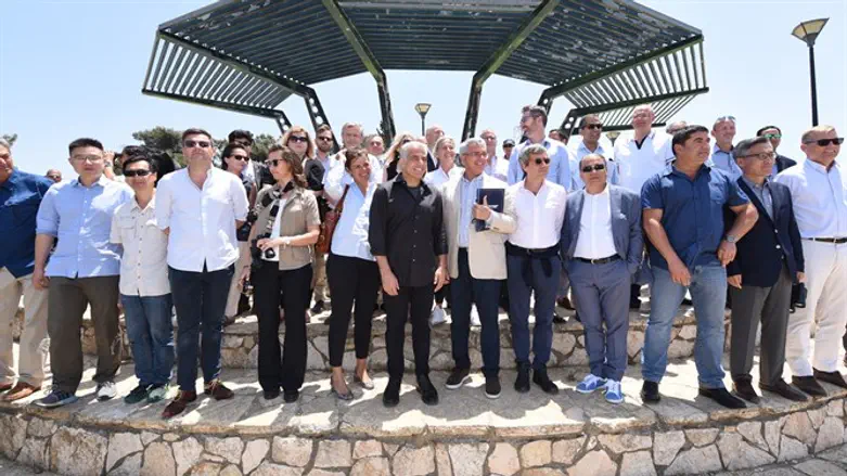 לפיד במהלך הסיור עם השגרירים הזרים