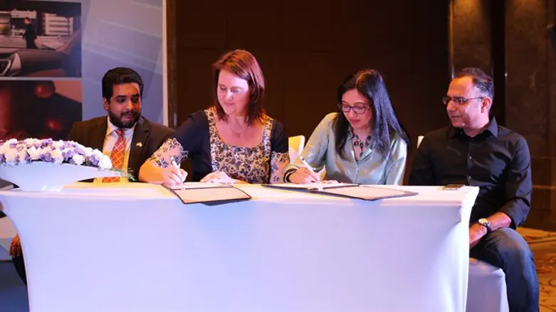 חתימת ההסכם בחגיגות ה-70 לישראל בבנגלור