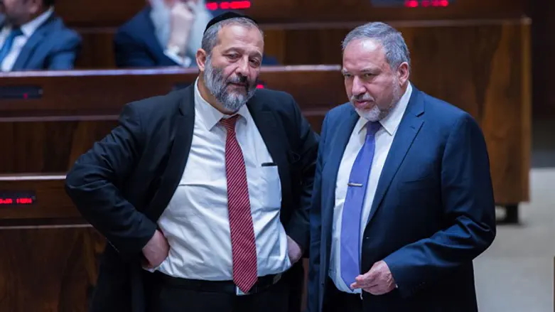 Avidgor Liberman (right) and Aryeh Deri (left)