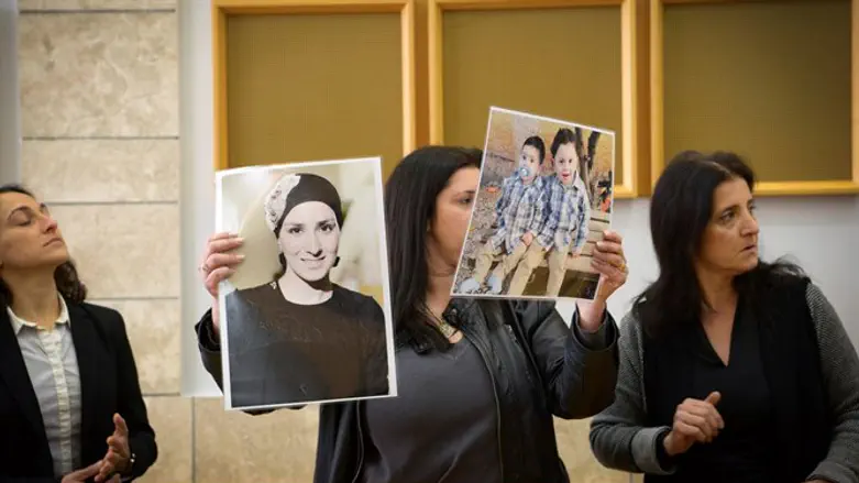 משפחתה של דור כרסנטי ז"ל עם תמונות הקורבנות