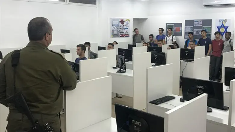 Brig. Gen. Yehuda Fuchs at Mekif Klali Amit High School