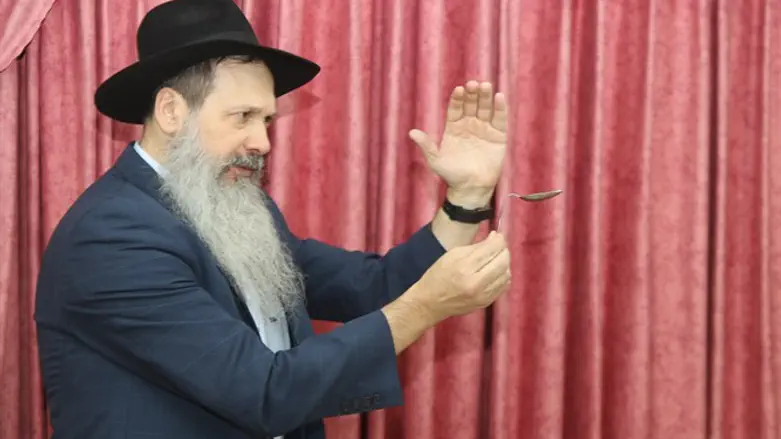 זכה לכינוי "החלילן מחברון". ויקטור עטיה