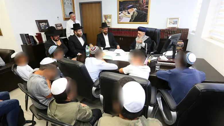 הרב יוסף עם הילדים