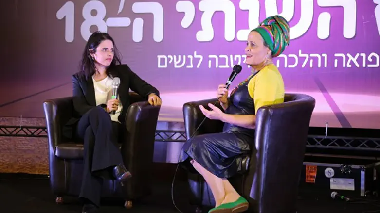 ד"ר חנה קטן והשרה שקד בכנס הנשים בשנה שעברה