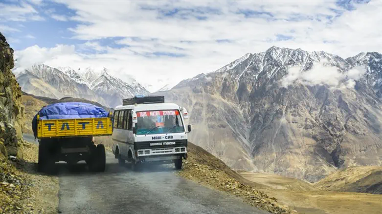 На узкой горной дороге в Индии. Иллюстрация