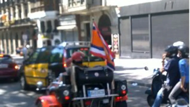 אומץ. דגל הולנד ברחוב ספרדי