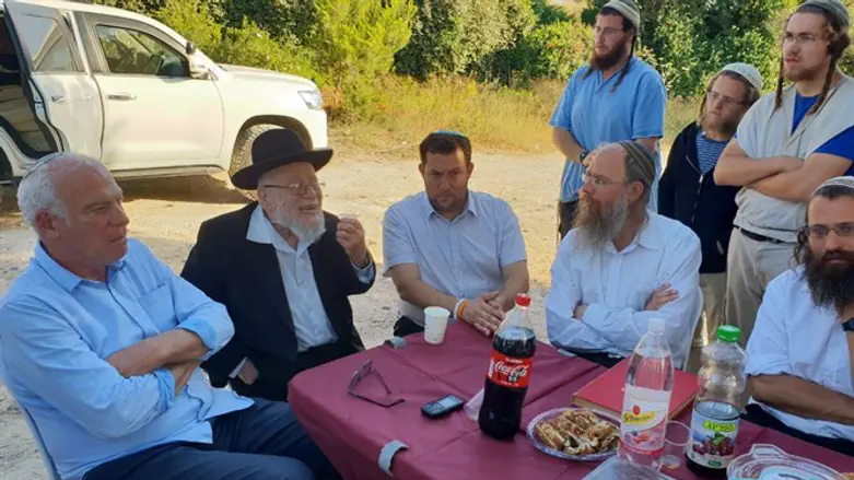 השר אריאל בחומש (משמאל)
