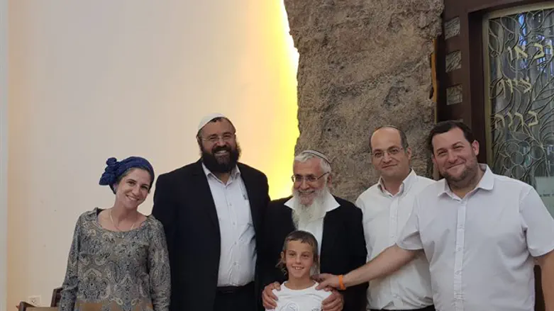 אחד מהתלמידים הזוכים עם ראש המועצה