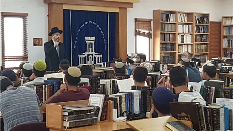 הרב לאו בישיבת נצר מטעי