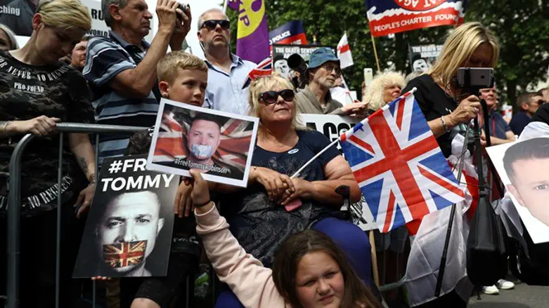 Pro-Tommy Robinson demonstrators in London