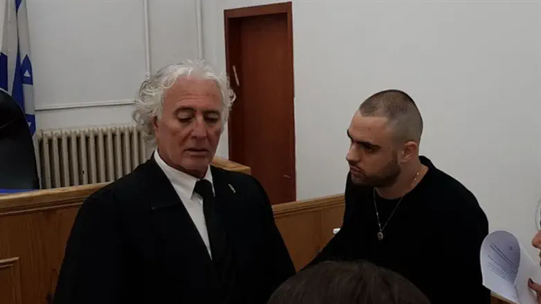 Бен Дери и адвокат Сион Амир в суде