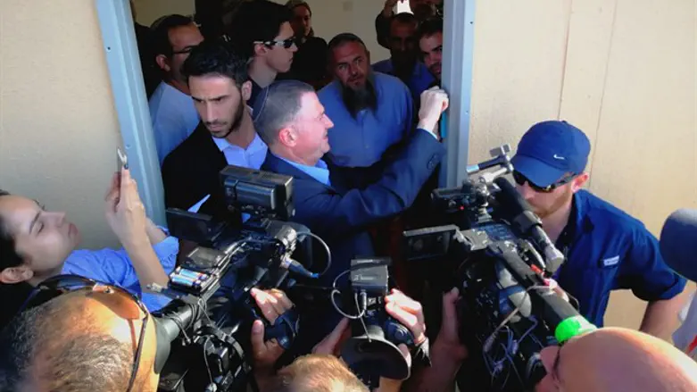 Эдельштейн прикрепляет мезузу в доме семьи Ехизкиэли