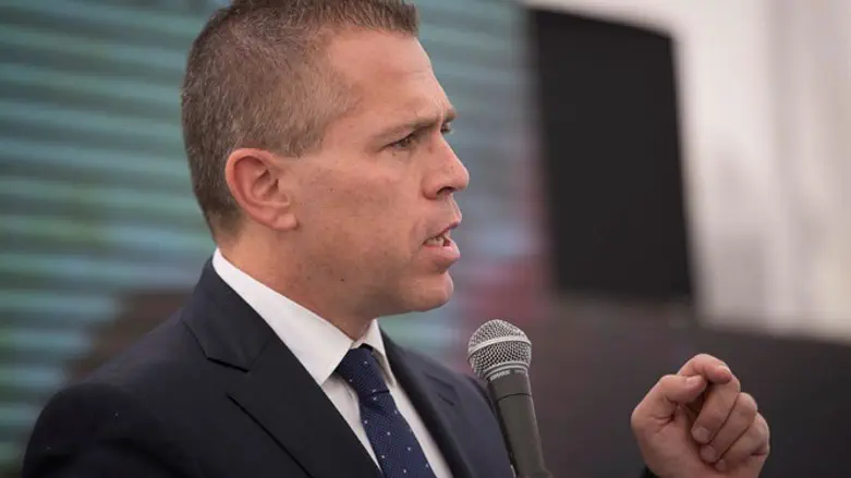 מאיים. השר גלעד ארדן