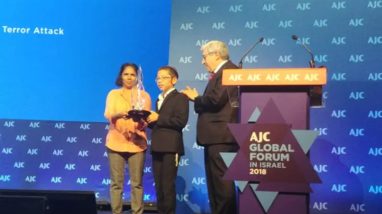 סנדרה סמואל מקבלת את הפרס עם מוישי הולצברג