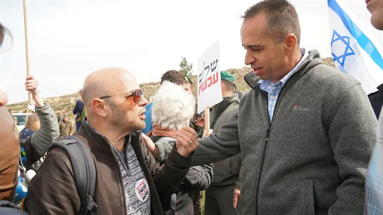 שבתי בנדט משמאל