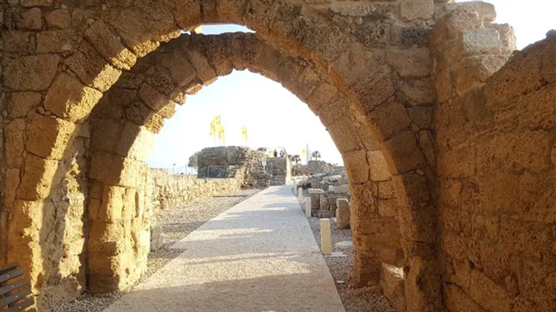 טיילת החומות בקסריה