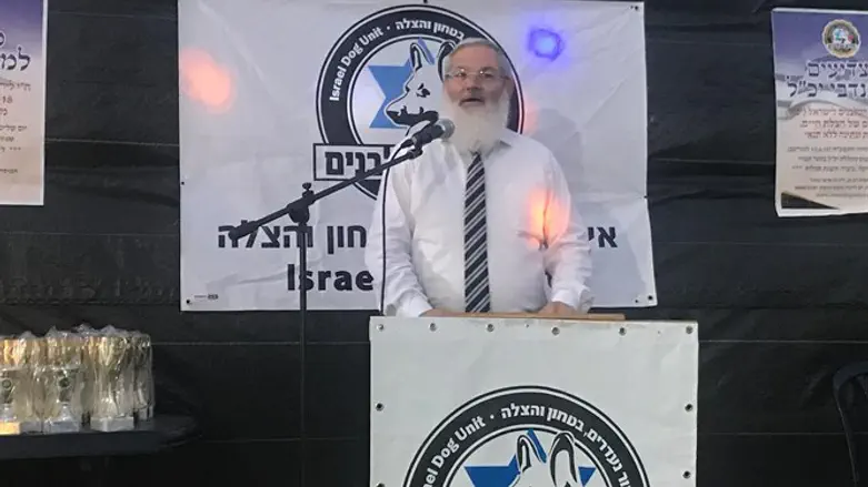 סגן השר בנאומו