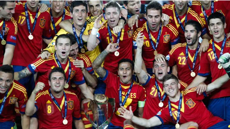 האם הספרדים יניפו שוב את הגביע?