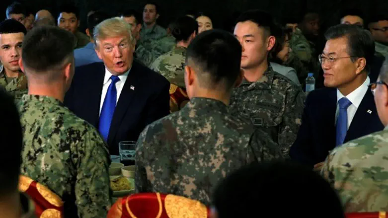 טראמפ עם חיילים בדרום קוריאה (ארכיון)